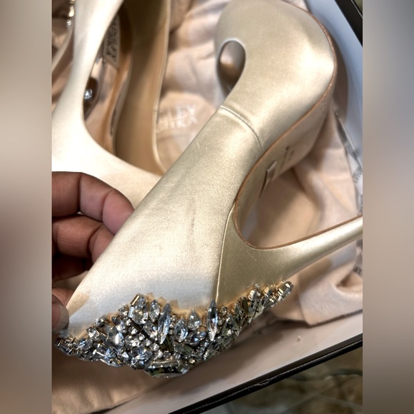 Absolutely Beautiful Badgley Mischka Collection size 7 - Picture 6 of 13
